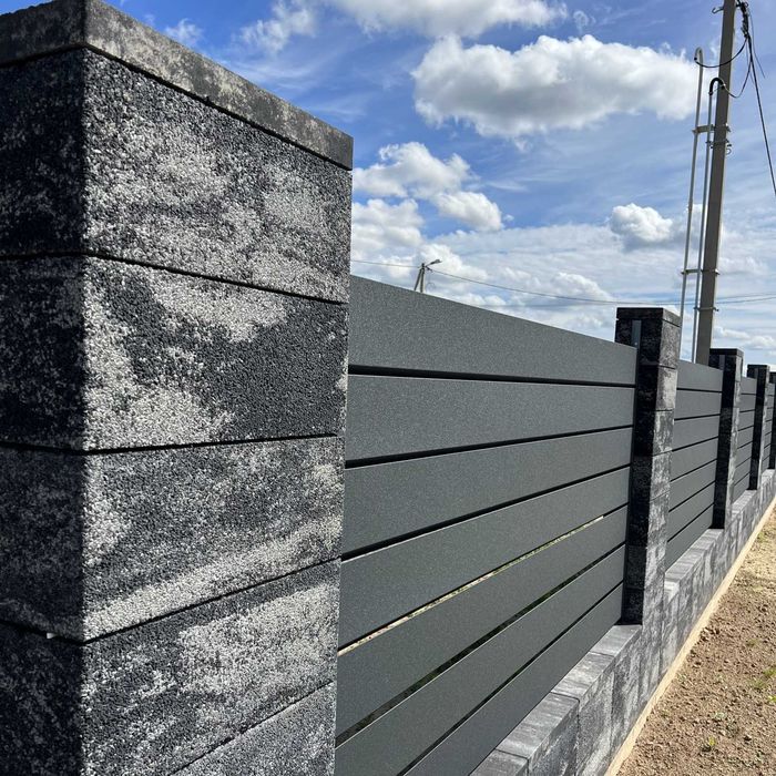 Паркан ранчо. Металеві огорожі. Ворота.