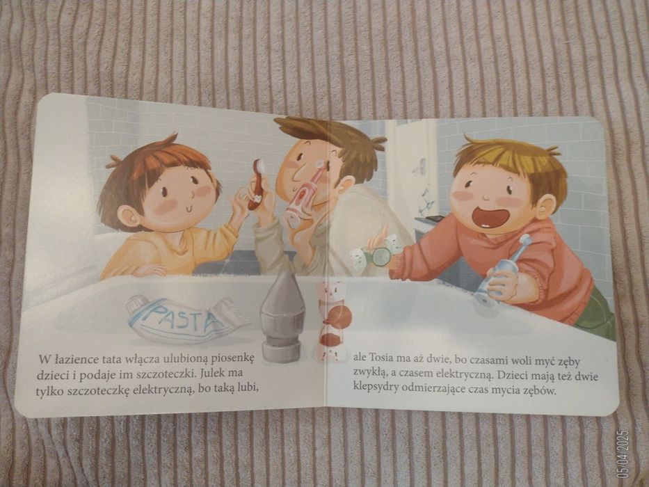 Tosia i Julek myją zęby