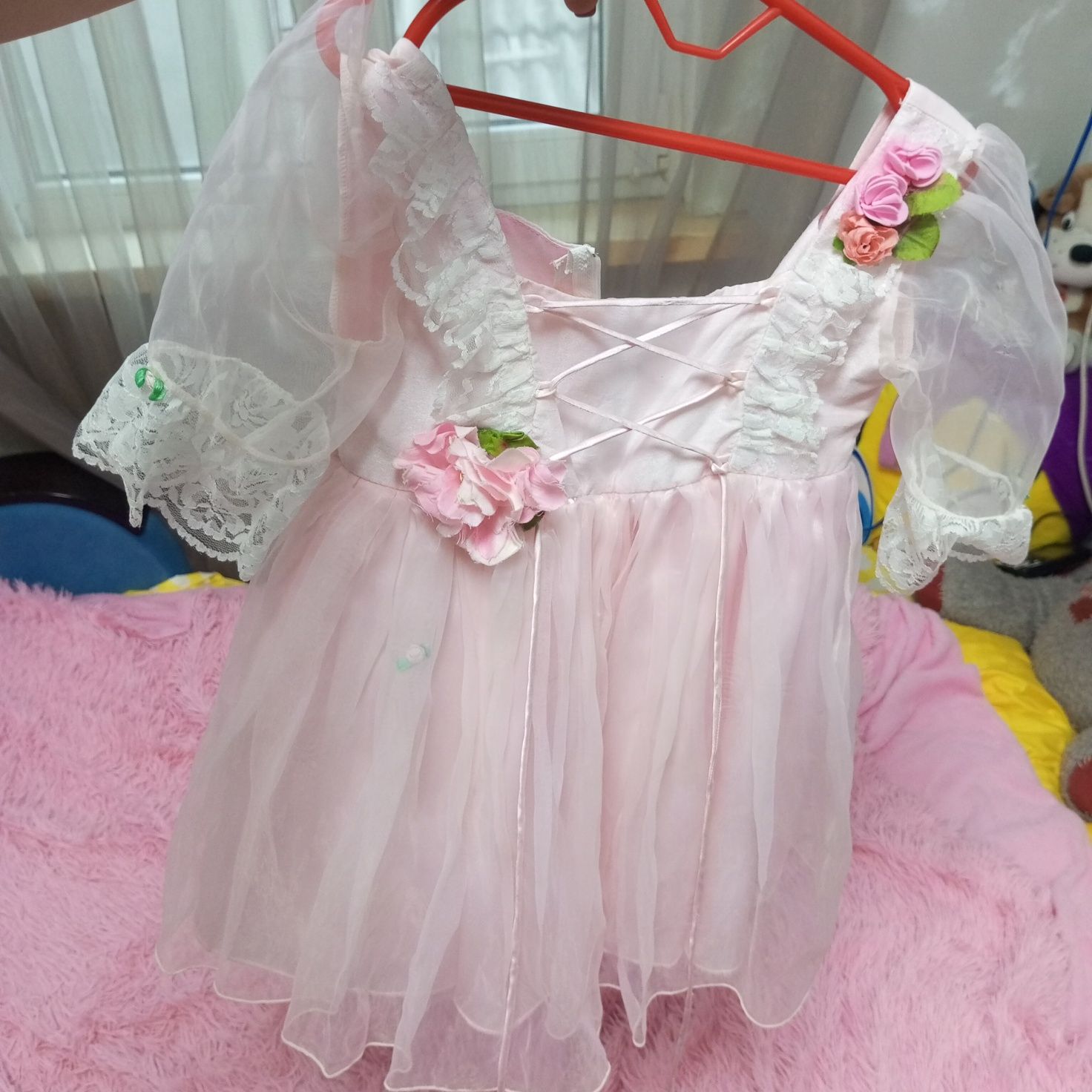 Нарядное платье на девочку 3-4 годаа
