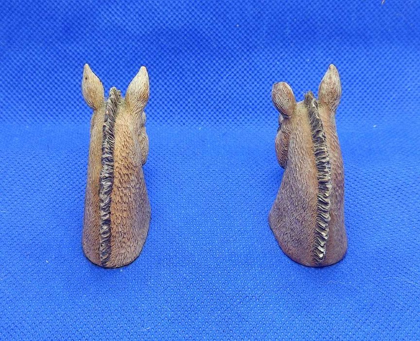 Par de pequenos bustos de cavalos decorativos