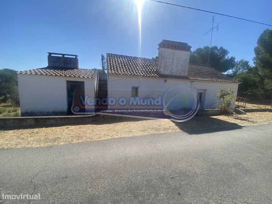 Moradia T2 para recuperar em Mora (MOR070)