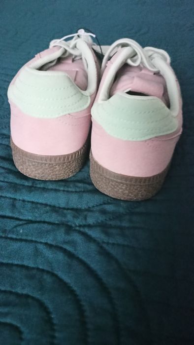 Sneakersy damskie z kontrastowymi elementami