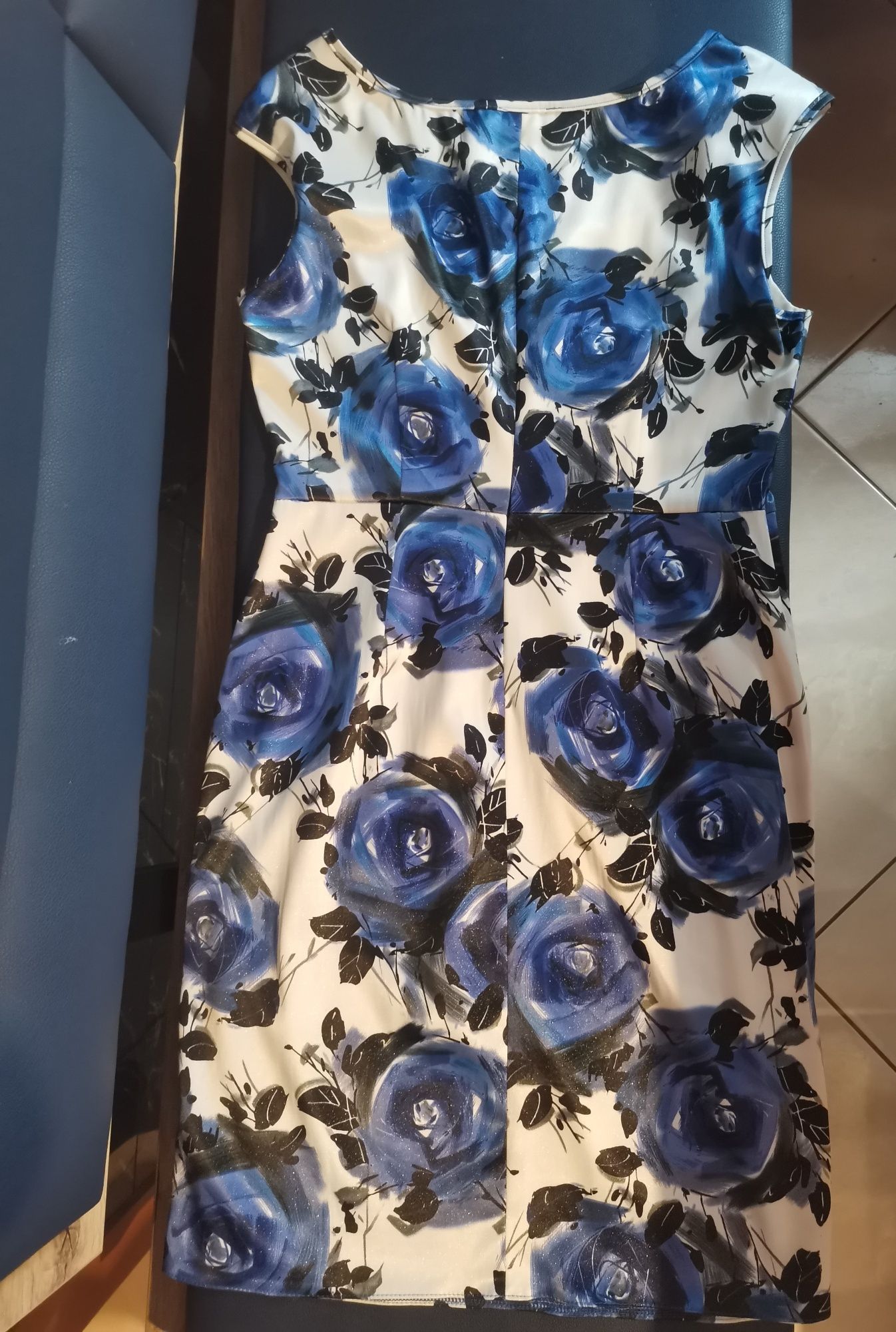 Piękna elegancka sukienka, z brokatem, w niebieskie kwiaty,rozmiar M/L