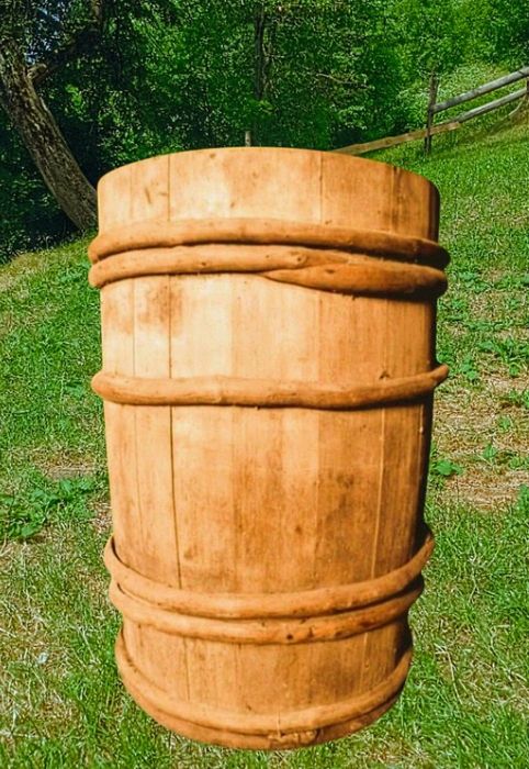 Старовинна велика бочка