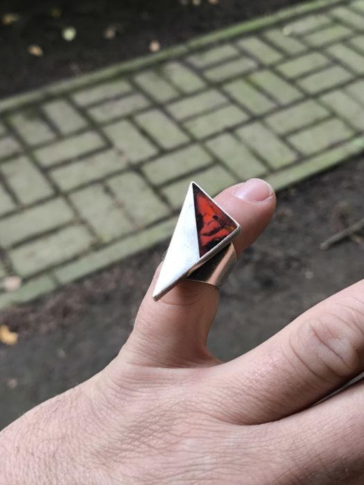 Duży srebrny pierścionek z bursztynem.  Vintage