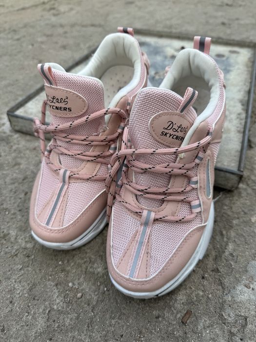 Продам кроссовки женские