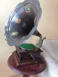 GramofGramofon His Masters Voice z tubą, na korbę