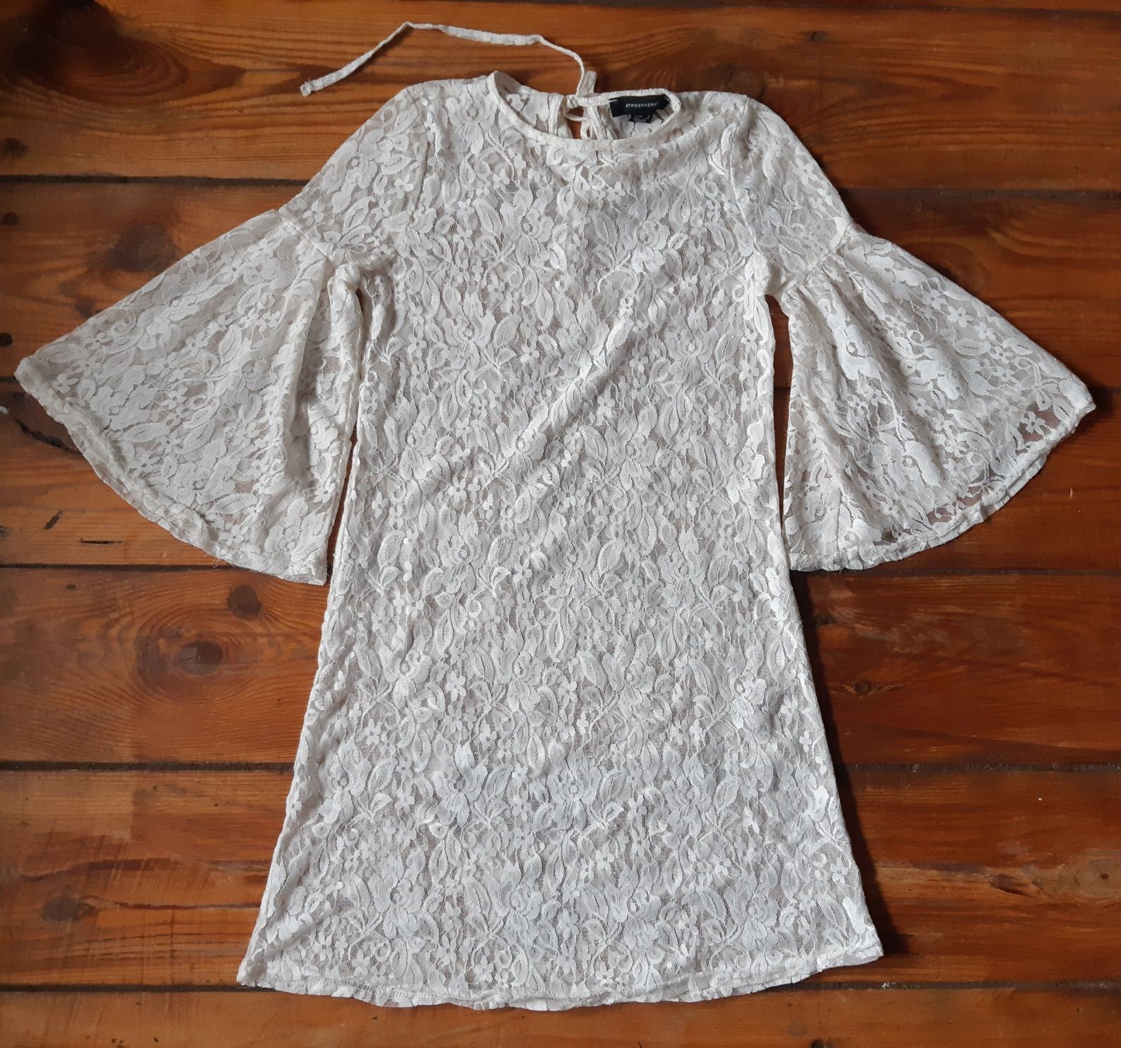 Biała koronkowa krótka sukienka z dzwonkowatymi rękawami 34/36 XS/S