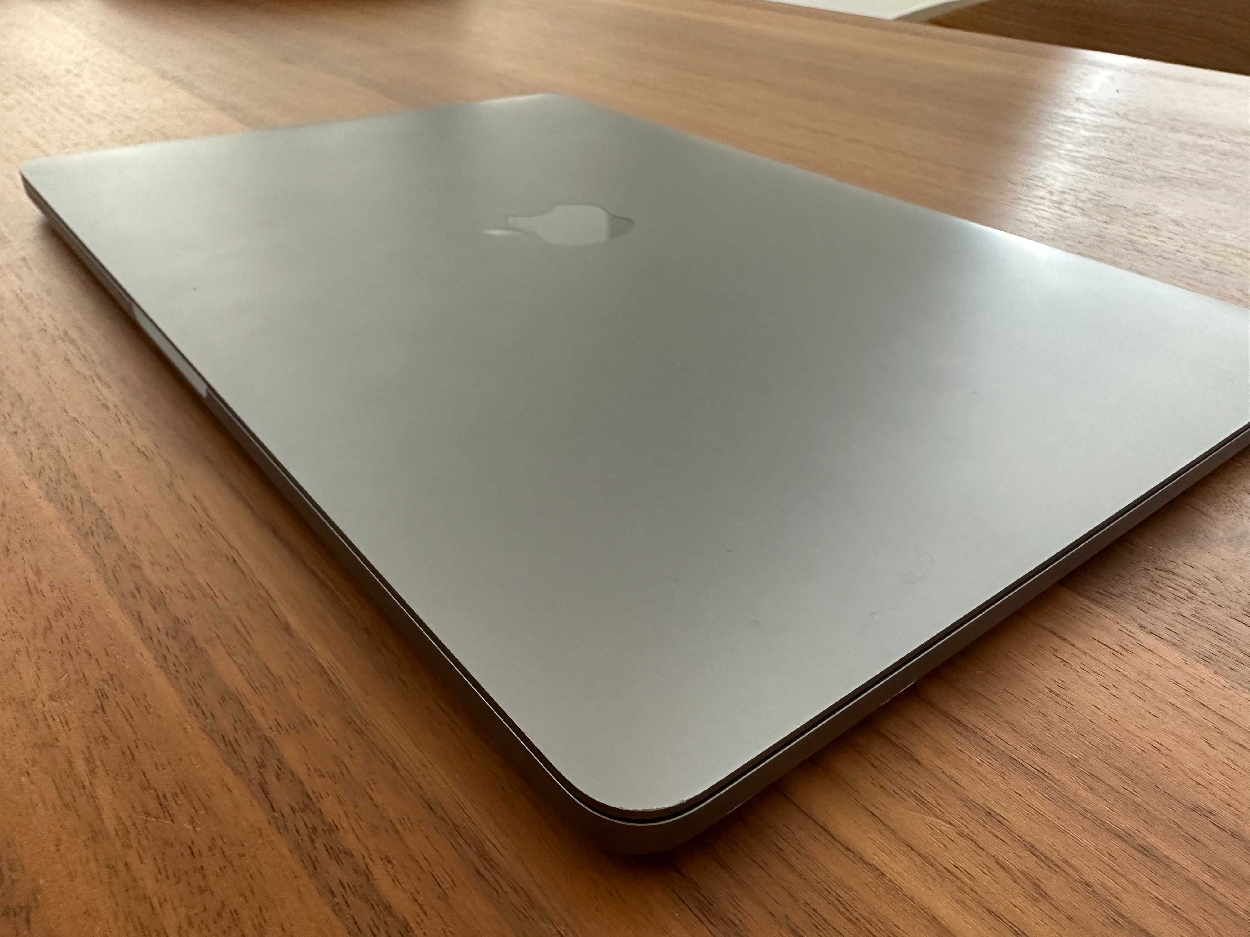 Mackbook Pro 13,3' | i5 | 2,3 GHz | 8GB RAM | 256 SSD