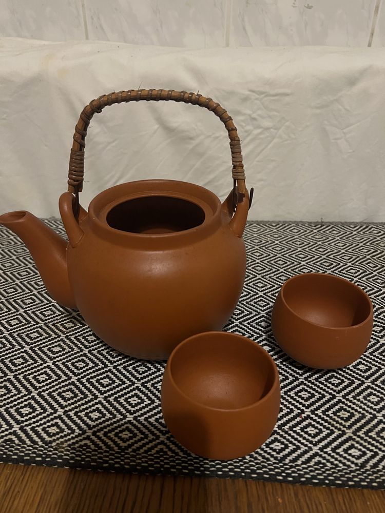 Глиняний чайник з бамбуковою ручкою та 2 чашками