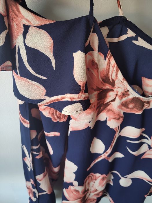 Bluzka w kwiaty z wyciętymi ramionami i rekawami