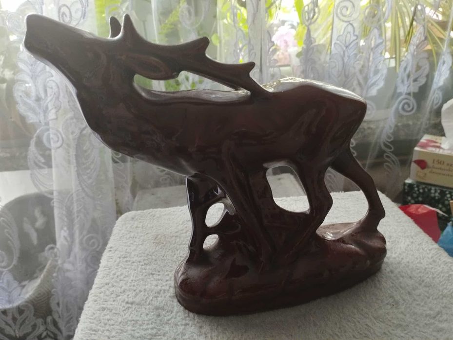 Figurka ryczącego jelenia