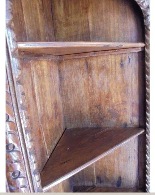 Móvel cantoneira em carvalho antigo