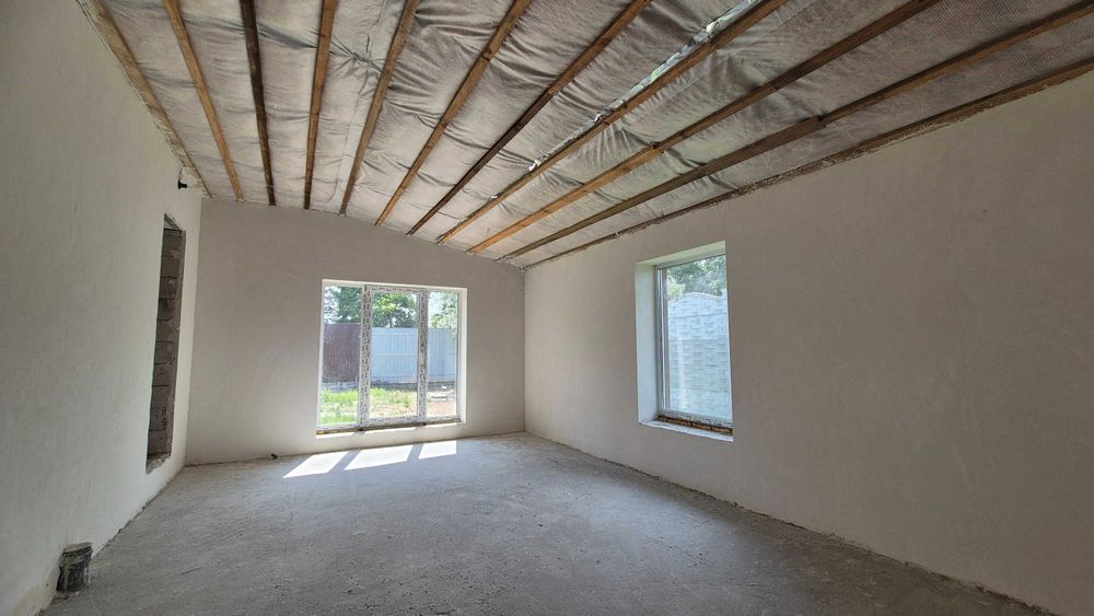 Будинок на огороженій ділянці 8 соток, штукатурка, якісні комунікації