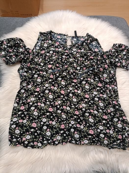 Elegancka bluzka czarna w kwiatki z odkrytymi ramionami house m