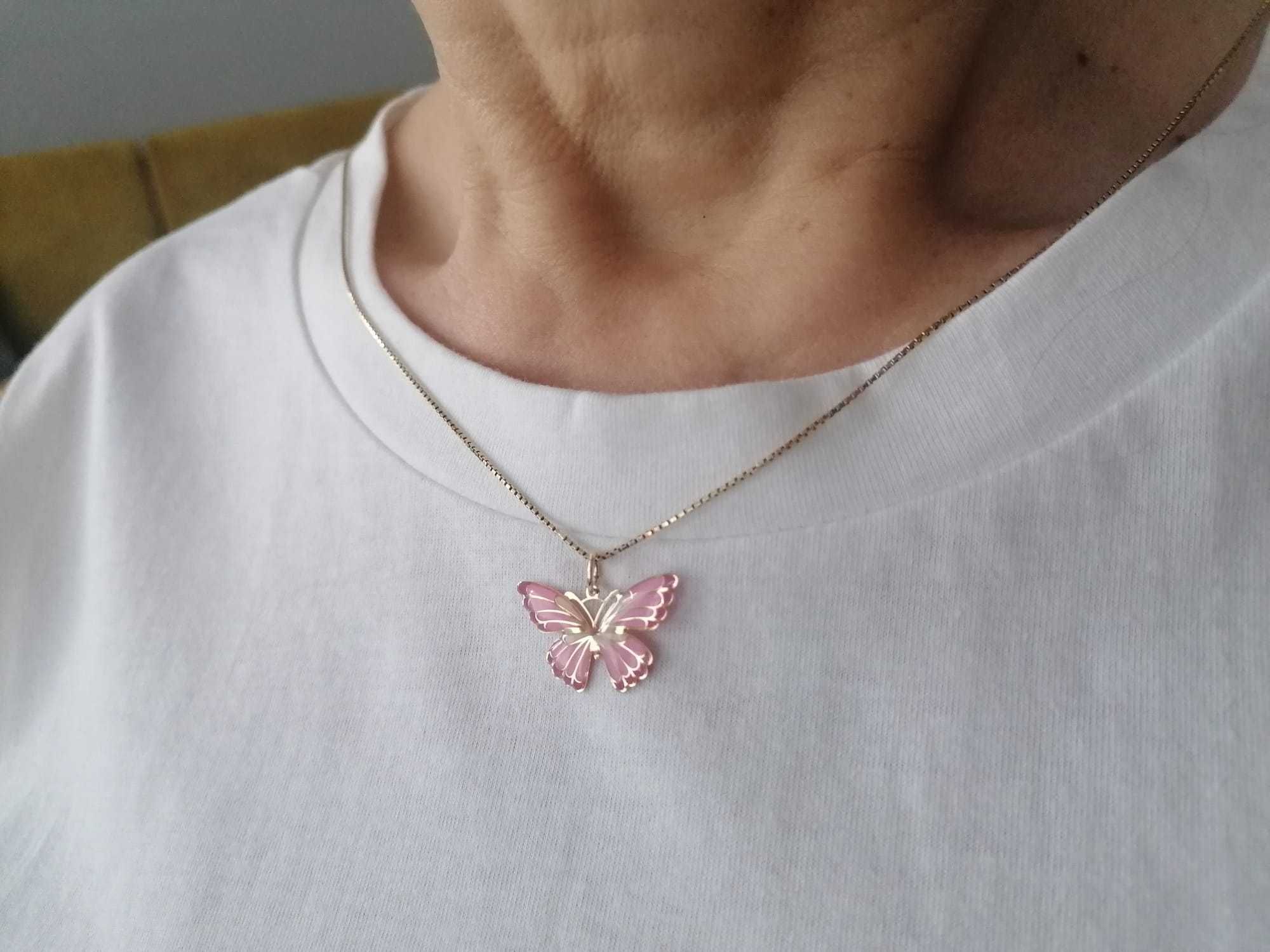 Złota zawieszka na łańcuszek, cudowny dwustronny emaliowany motyl