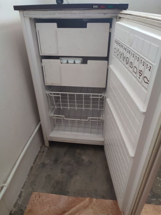 Морозильна камера в робочому, хорошому стані