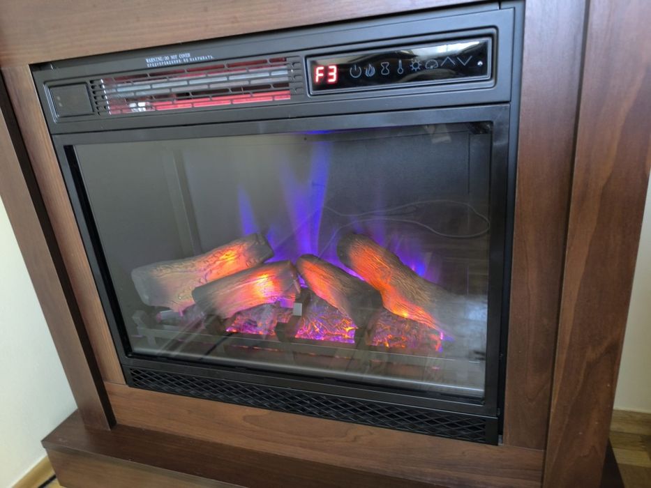 Kominek elektryczny LED z obudową z funkcją grzania
