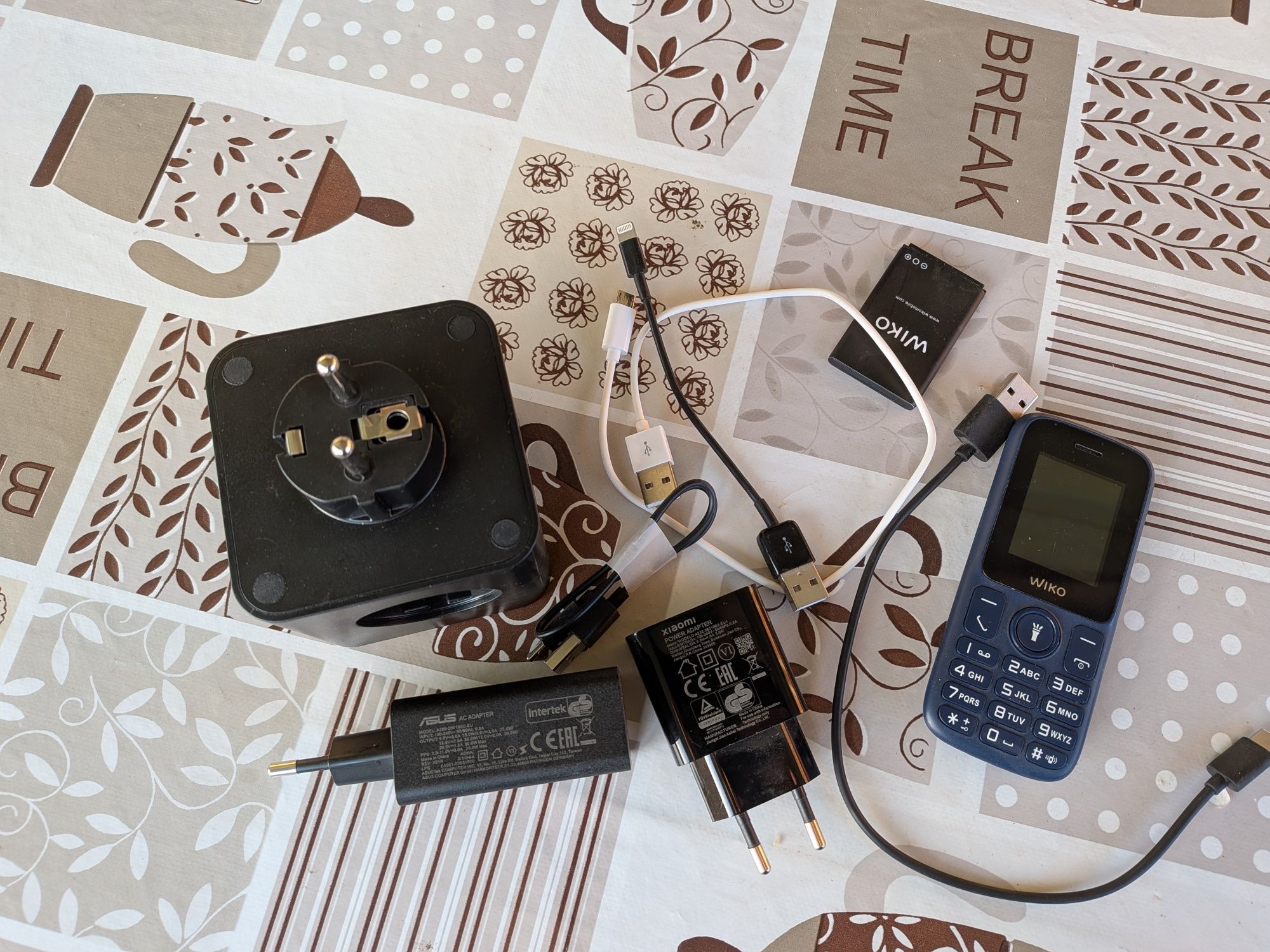Carregador ASUS 30W Cabos e Telemóvel