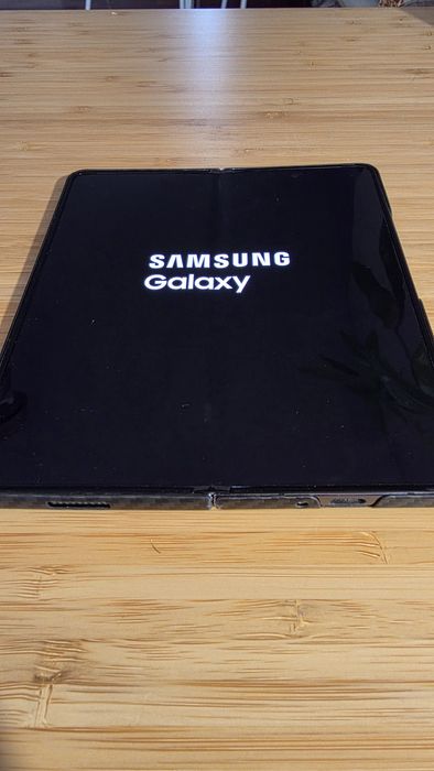 Samsung Galaxy Z Fold5 256GB czarny – stan idealny, z etui i folią