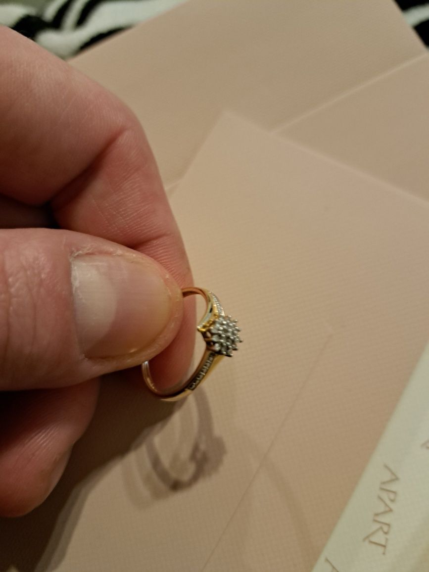 Nowy Pierścionek zaręczynowy apart 1.56g złota 585 i 19 diamentów