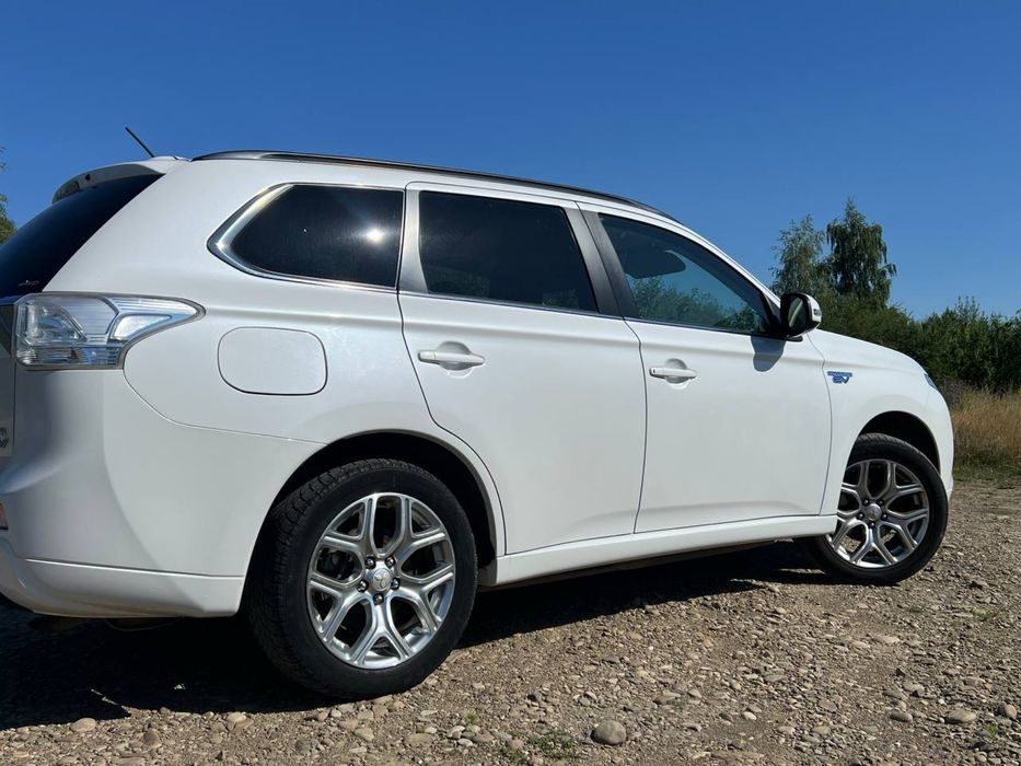Продам  Mitsubishi Outlander PHEV
