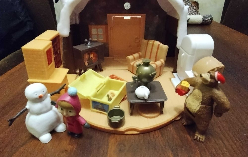 Masza i niedźwiedź zimowy domek świąteczny Mikołaj