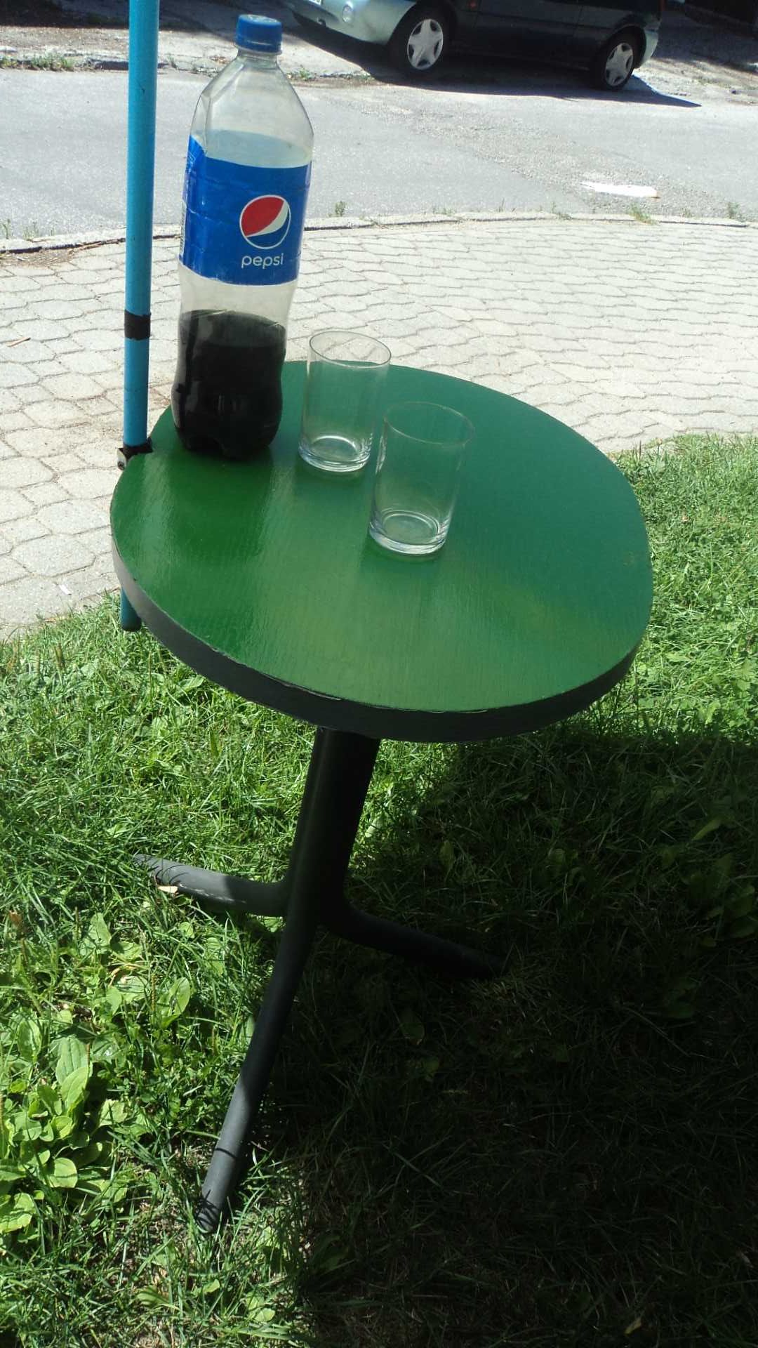 stolik do ogrodka z parasolem z krzeslami