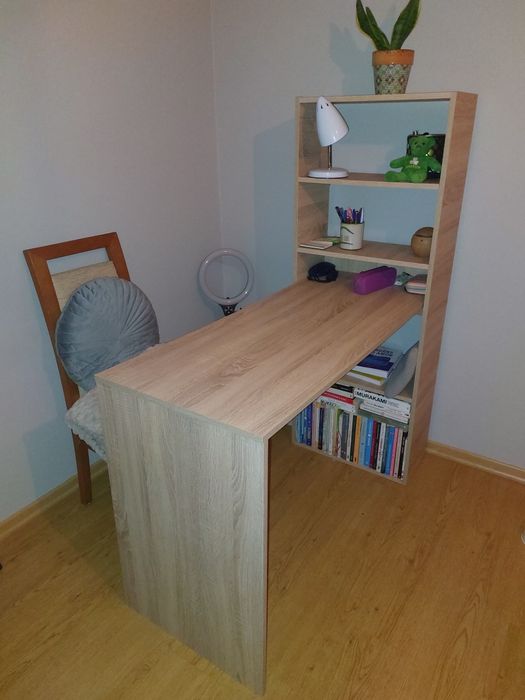 Secretária com prateleira integrada