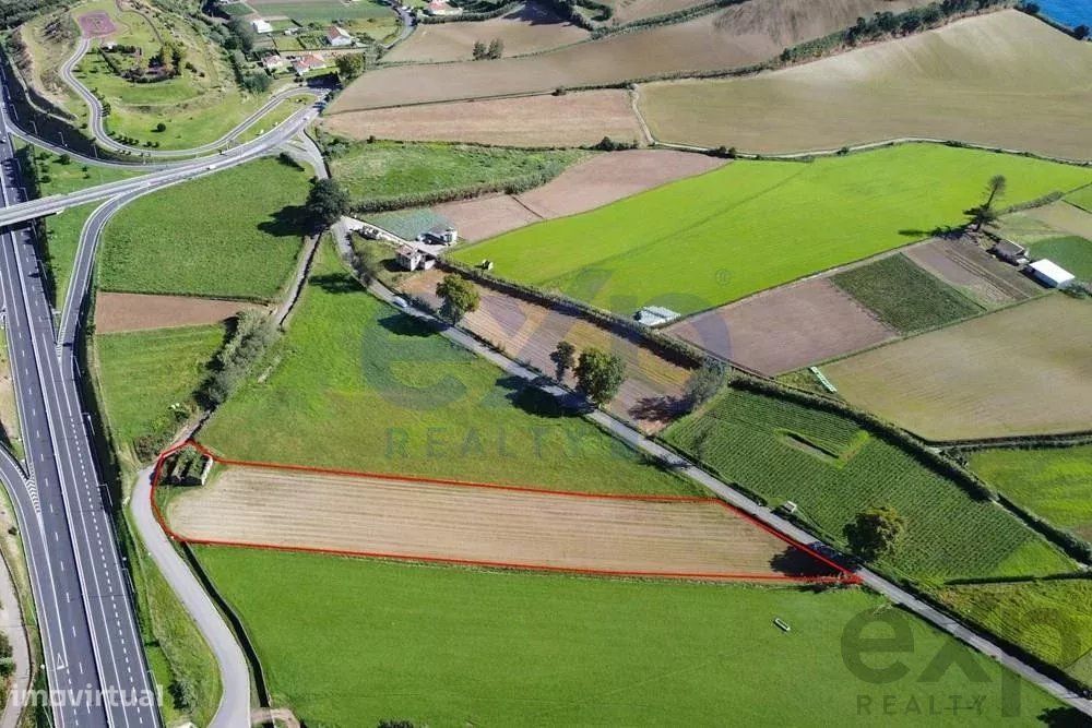 Terreno de 8.140 m² com ruína, vista mar e potencial de construção – Á