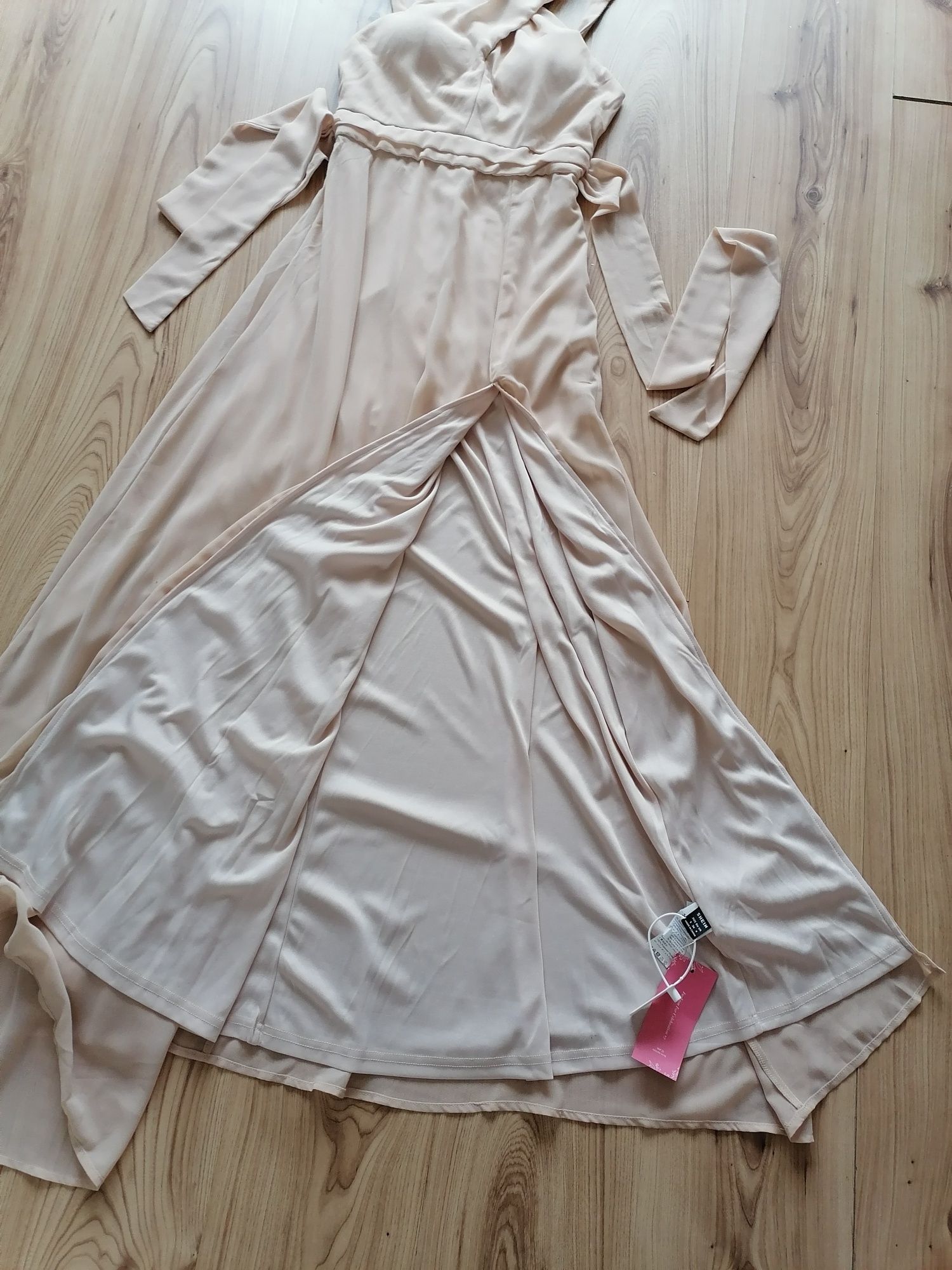 Elegancka sukienka beżowa Rozcięcie wesele S
