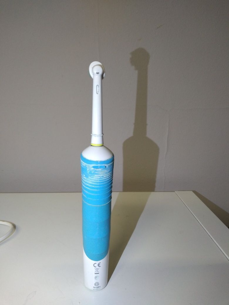 Szczoteczka elektryczna Oral-B Braun + ładowarka