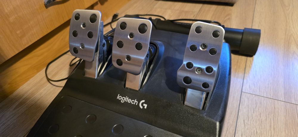Sprzedam kierownice Logitech G920 z stojakiem