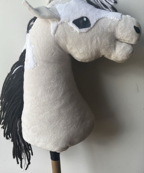 Kremowy jasny hobby horse łatciaty