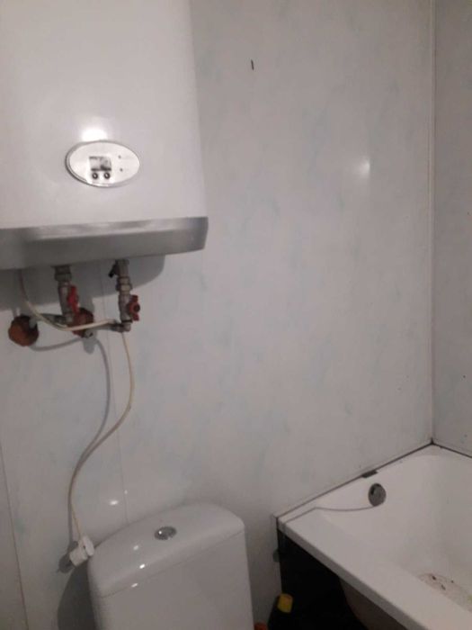 Будинок у місті з великим участком.