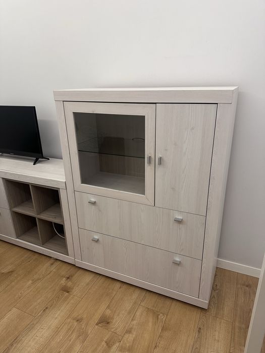 Witrynka z przeszkledniem z LED z litego jasnego drewna