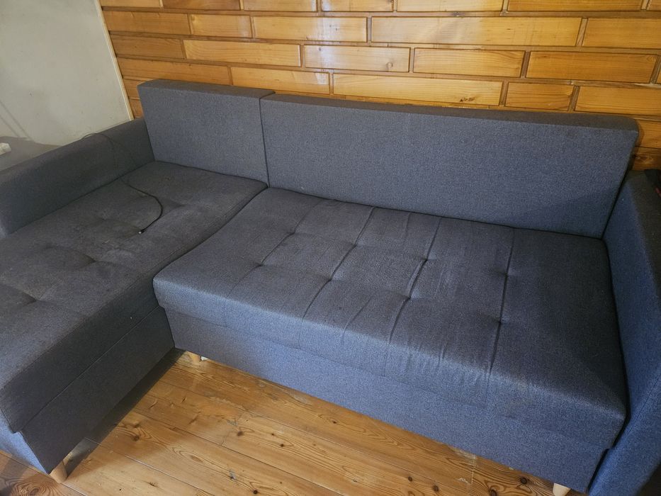 Narożnik z funkcją spania i pojemnikiem na pościel