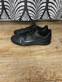 Czarne buty piłkarskie halówki Nike JR Vapor 13 Club IC rozmiar 38.5