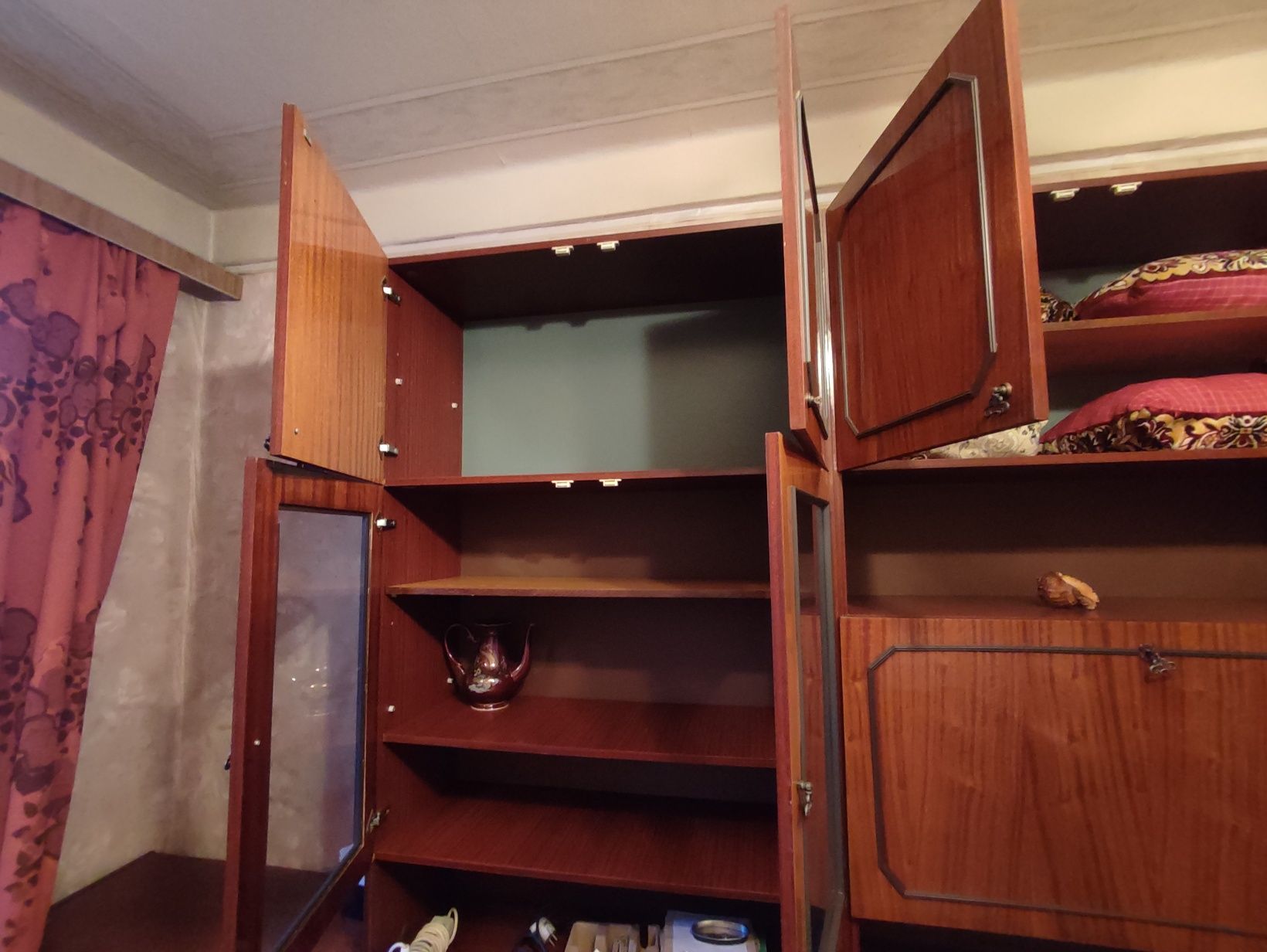 Большой шкаф стенка в хорошем состоянии мебель для комнаты прихожей