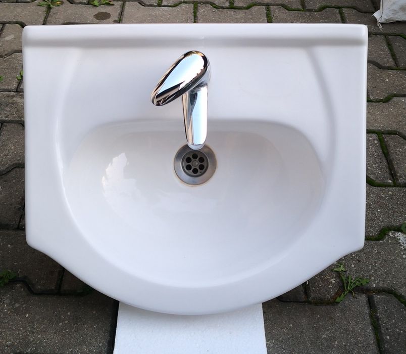 Umywalka ceramiczna z baterią i syfonem
