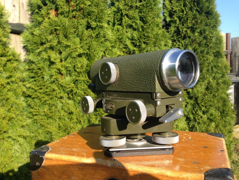 Niwelator Ni 030 Carl Zeiss Jena w pudełku.