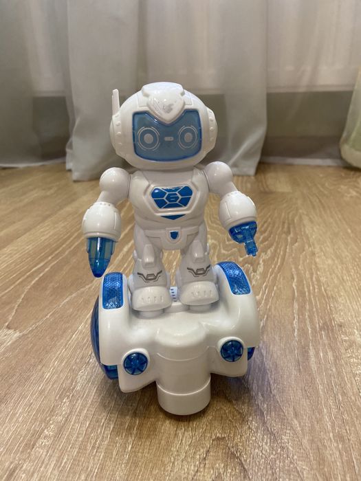 Робот, на батарейках , їздить , світиться , говорить фразу.