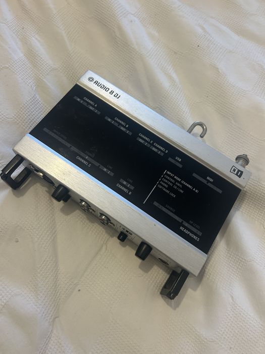Placa Native Instruments Audio 8 DJ