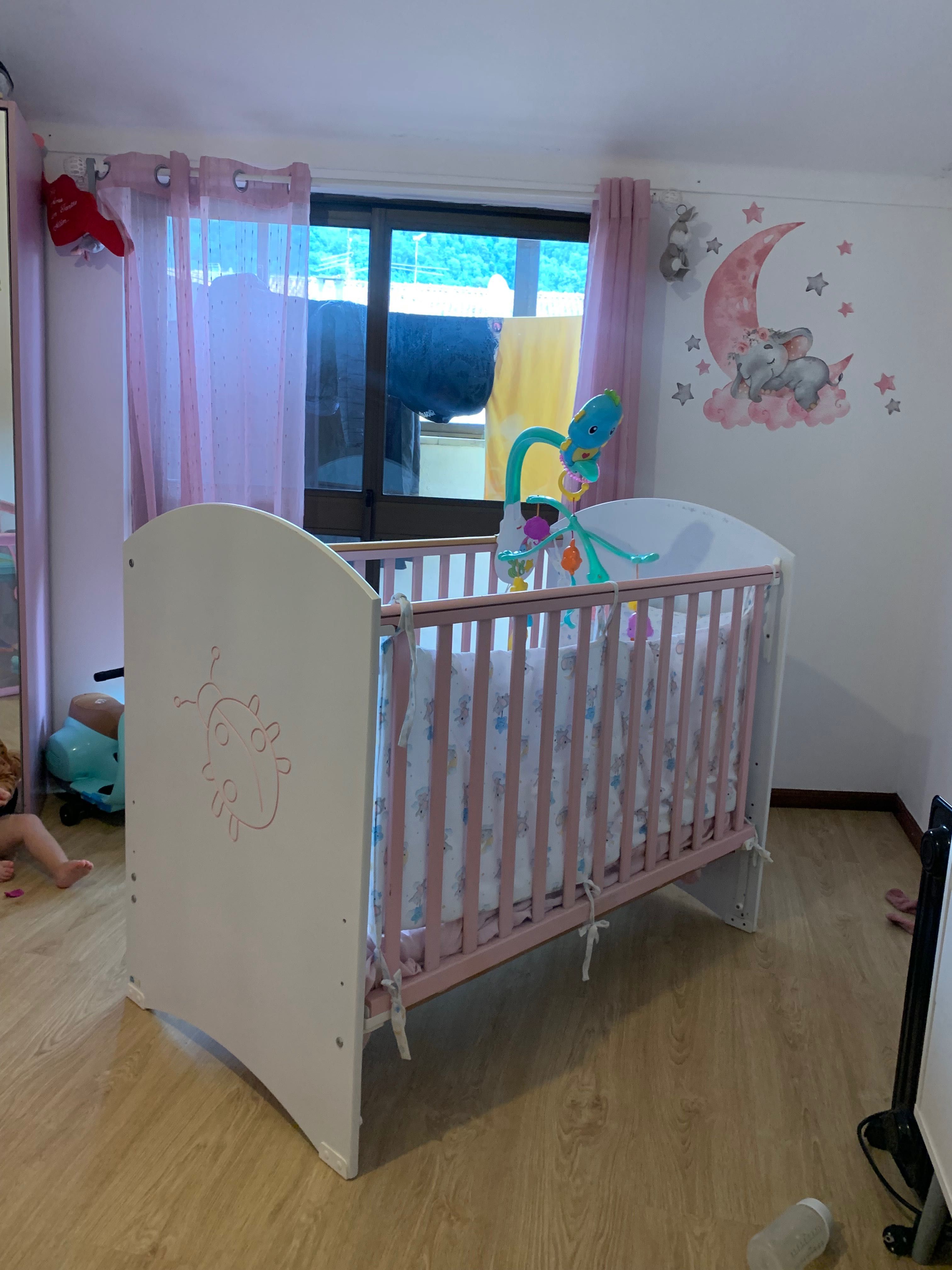 Vendo BERÇO ZIPPY com colchão e dois protetores de berço de Brinde!