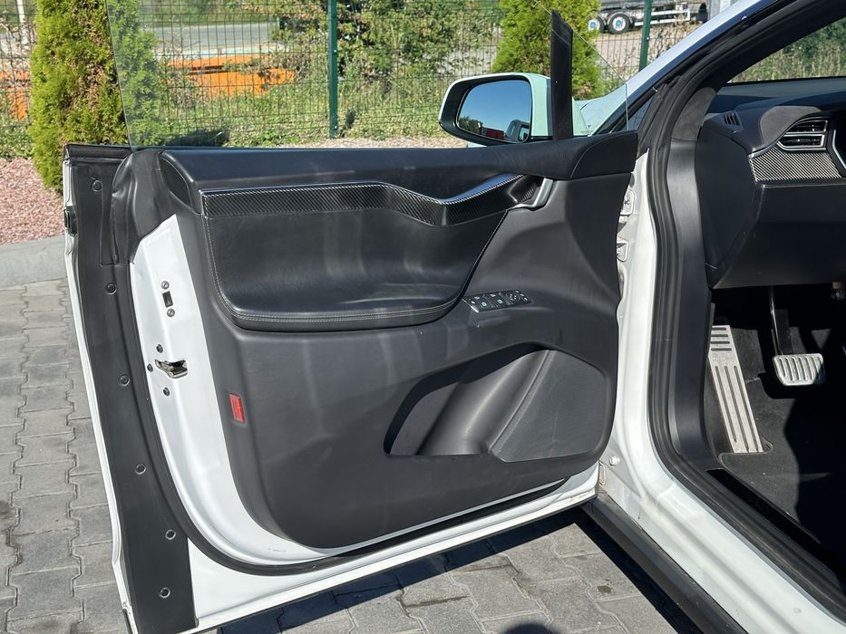Tesla Model X 90D Європа