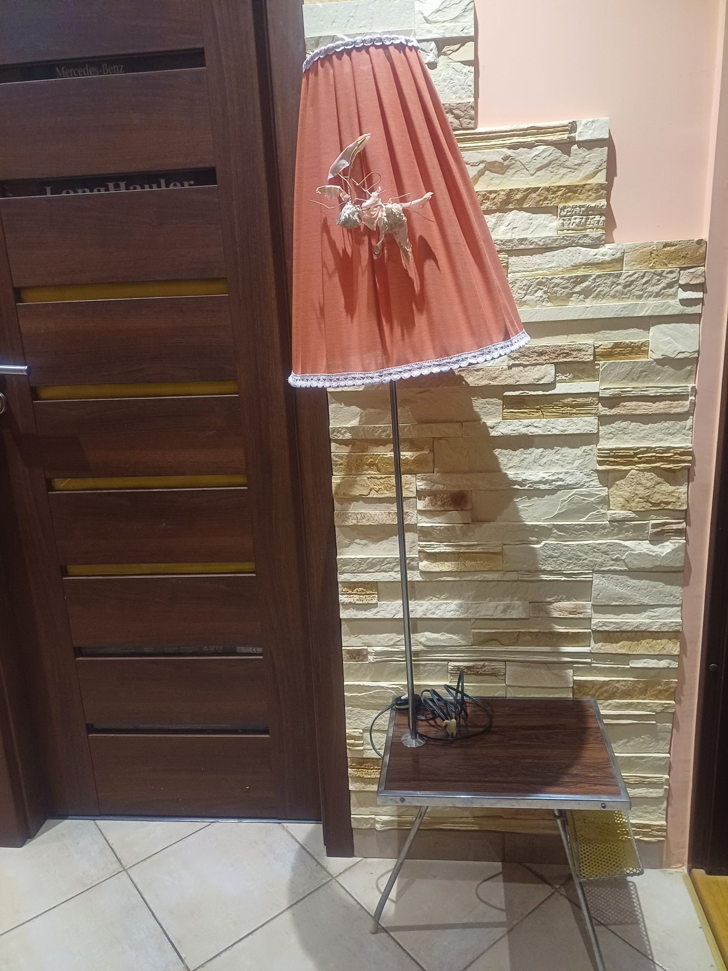Lampa że stolikiem gazetnik PRL
