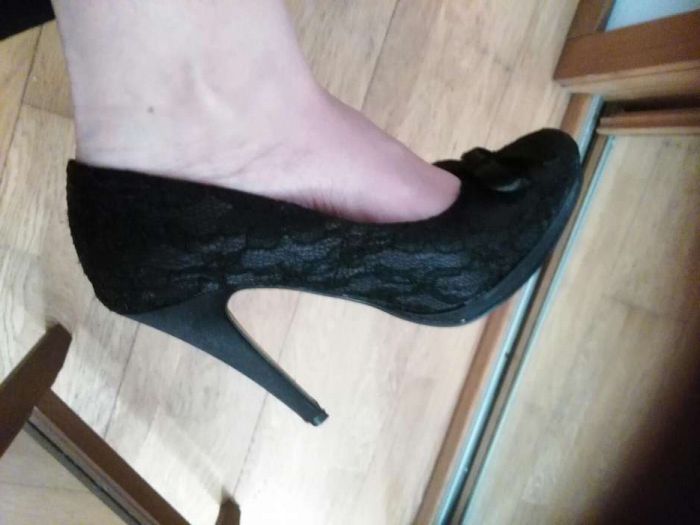 Sapatos em pele genuína e com renda