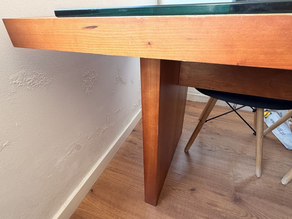 Mesa de cerejeira com 4 cadeiras.   Comprimento 1.60x80x75