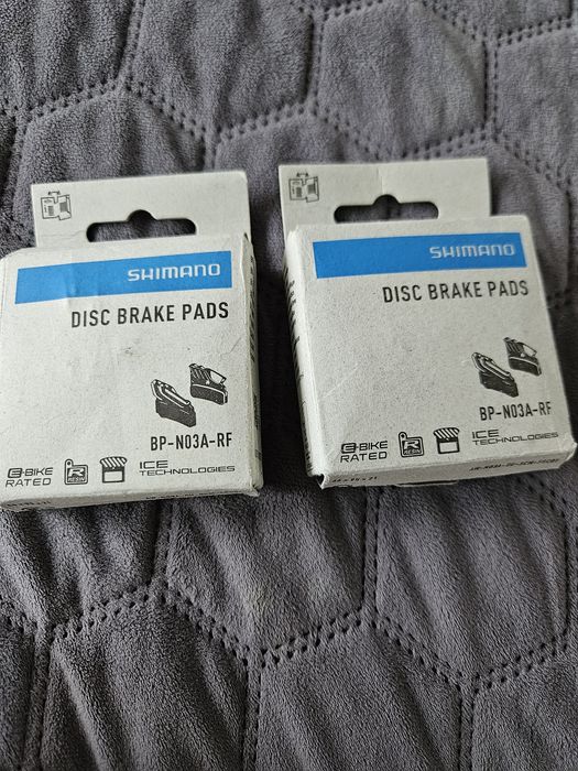 Klocki z okładziną żywiczną Shimano N03A-RF z radiatorem i sprężyna