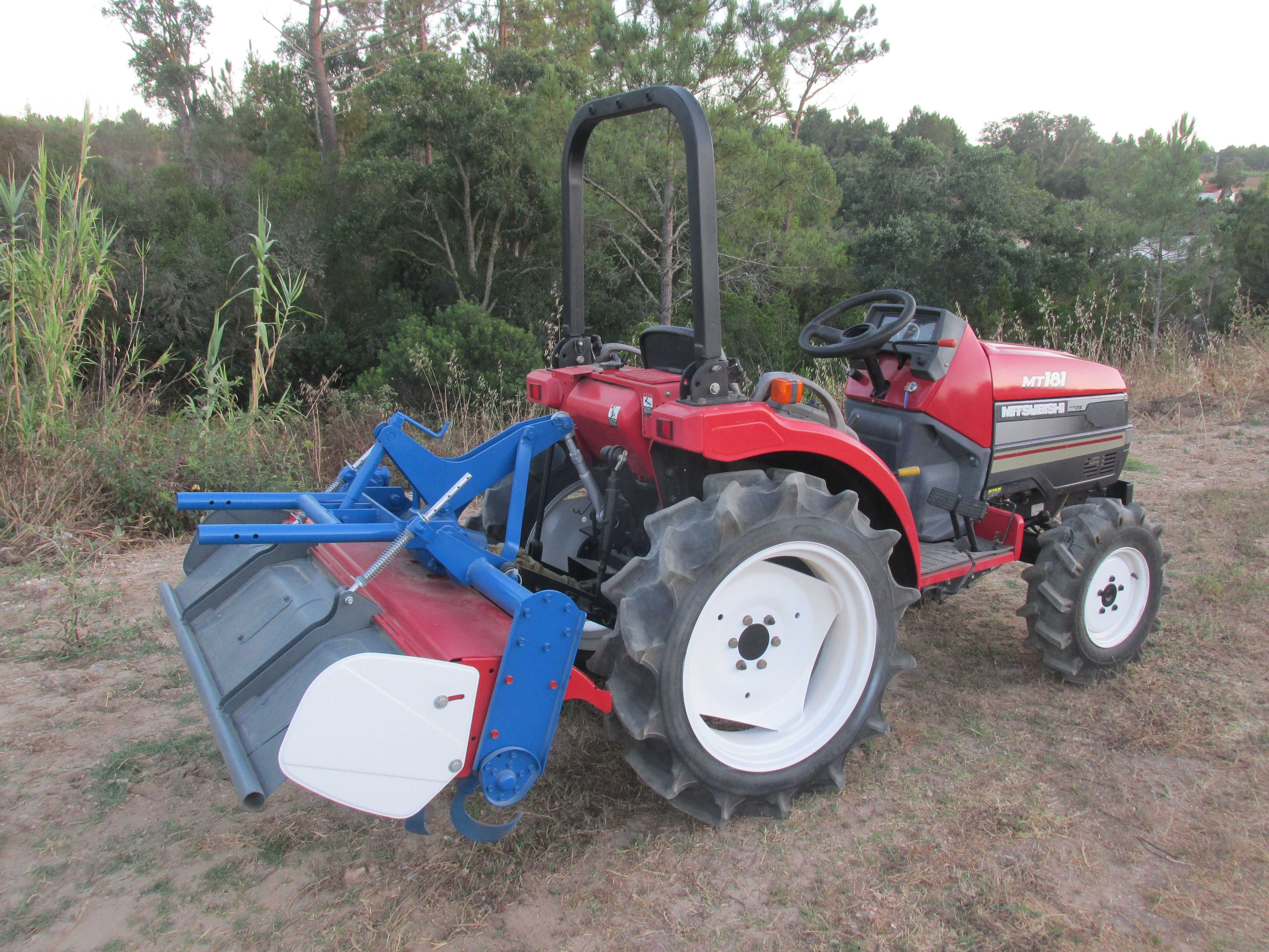 Trator Mitsubishi MT 181 com Alfaia
